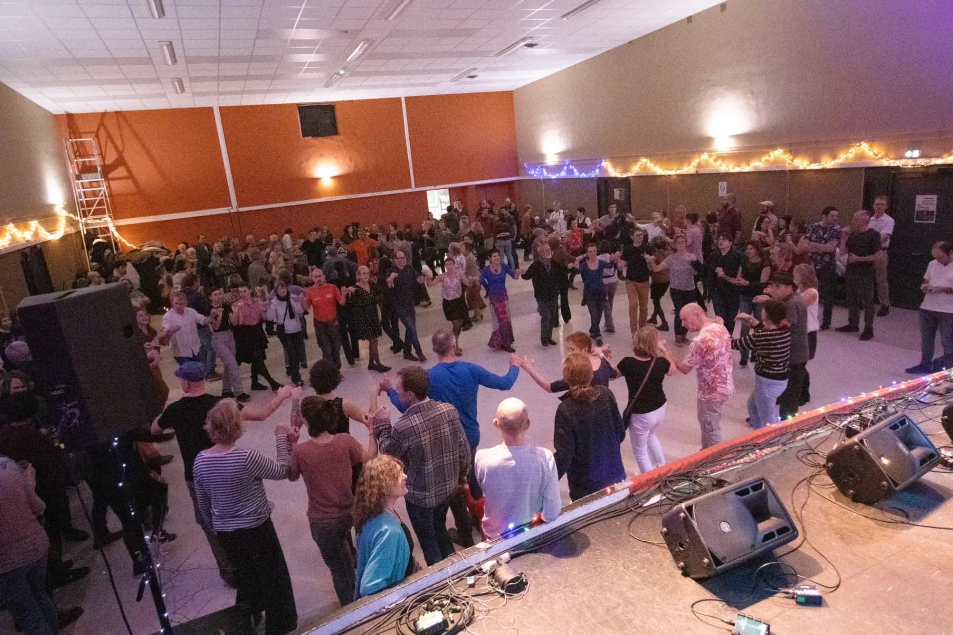 Salle comble en train de danser lors d'un fest-noz animé par Déompda